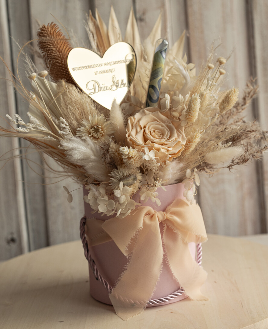 Prezenty dla Młodej Pary flowerbox, kartki z życzeniami, pudełka na prezenty kwiaty dla Pary Młodej flowerbox z suszonych kwiatów, pomysł na wręczenie pieniędzy Parze Młodej, kwiaty dla Pary Młodej w pudełku, kompozycja z suszonych kwiatów4
