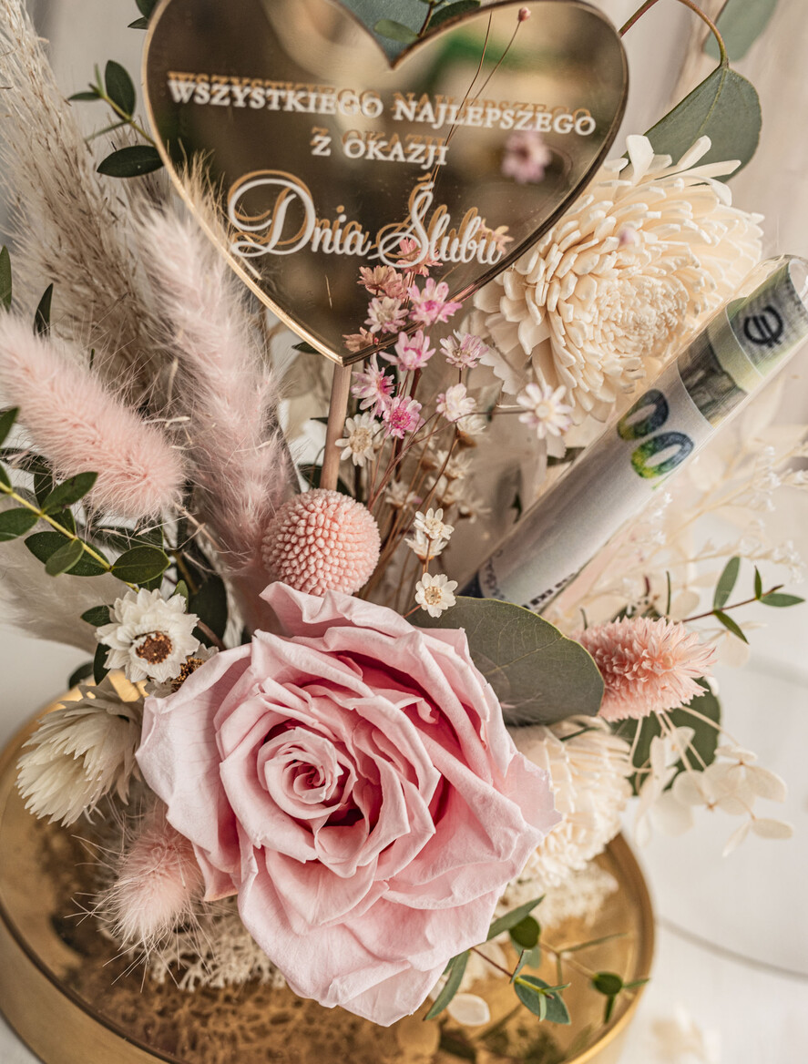 Prezenty dla Młodej Pary flowerbox, kartki z życzeniami, pudełka na prezenty prezenty z okazji ślubu dla Pary Młodej, w co zapakować pieniądze dla pary młodej, kompozycja kwiatowa w szklanej kopule, fiolka na pieniądze dla młodej pary, różowo zielony flowerbox1