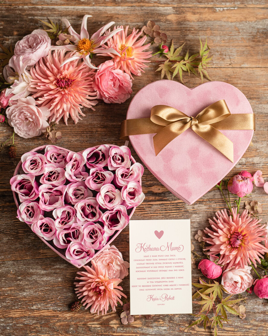 Prezenty, Podziękowania dla Mamy pudełka na prezenty, słodkości, bransoletki welurowe pudełko flower box, prezent dla Mamy, pudełko z kwiatami, pomysł na prezent dla Mamy0