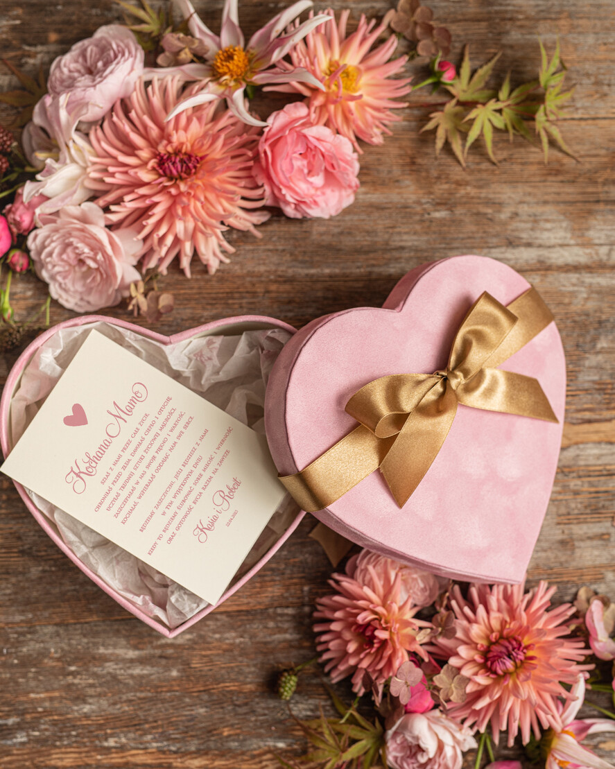 Prezenty, Podziękowania dla Mamy pudełka na prezenty, słodkości, bransoletki welurowe pudełko flower box, prezent dla Mamy, pudełko z kwiatami, pomysł na prezent dla Mamy1