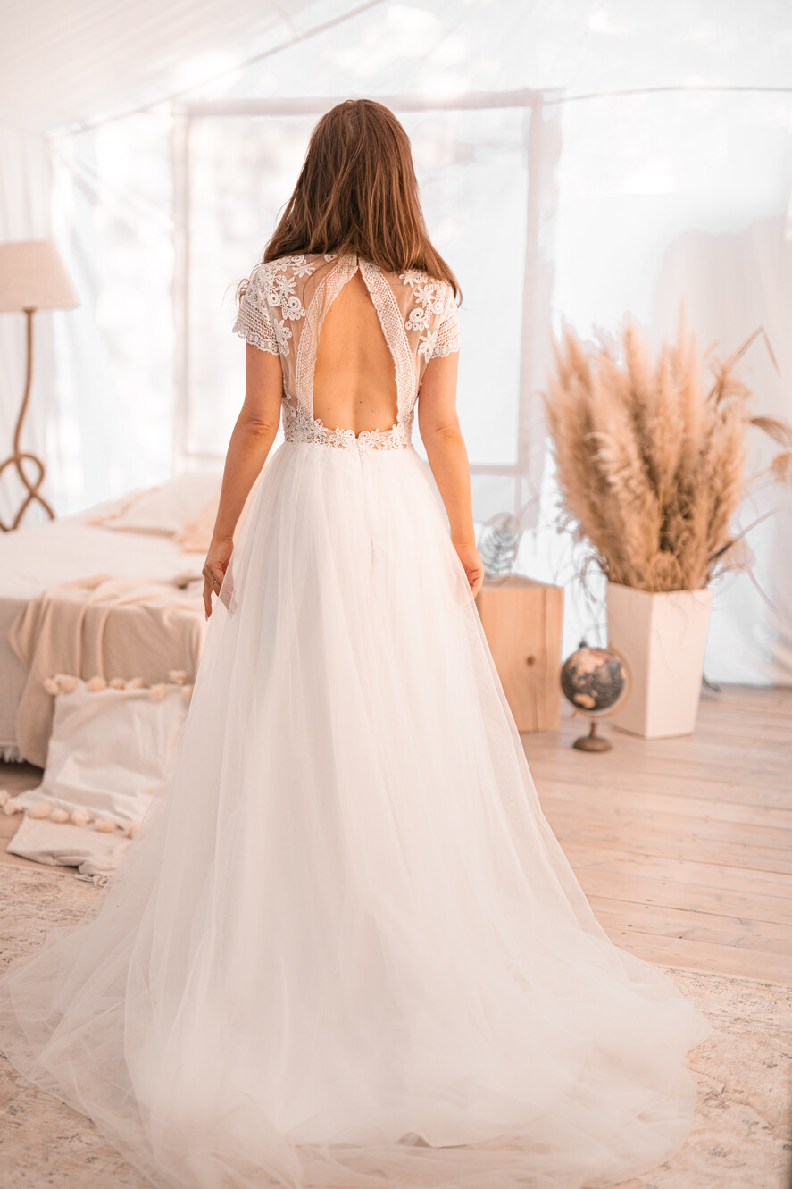 Suknie Ślubne boho Romantyczna suknia ślubna z koronką. Suknia ślubna ze stójką i odkrytymi plecami. Piękne suknie boho 2