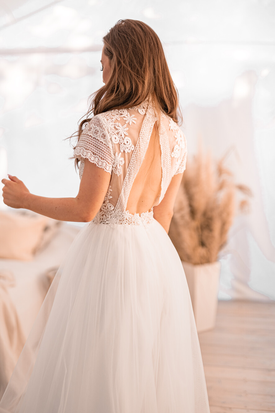 Suknie Ślubne boho Romantyczna suknia ślubna z koronką. Suknia ślubna ze stójką i odkrytymi plecami. Piękne suknie boho 5