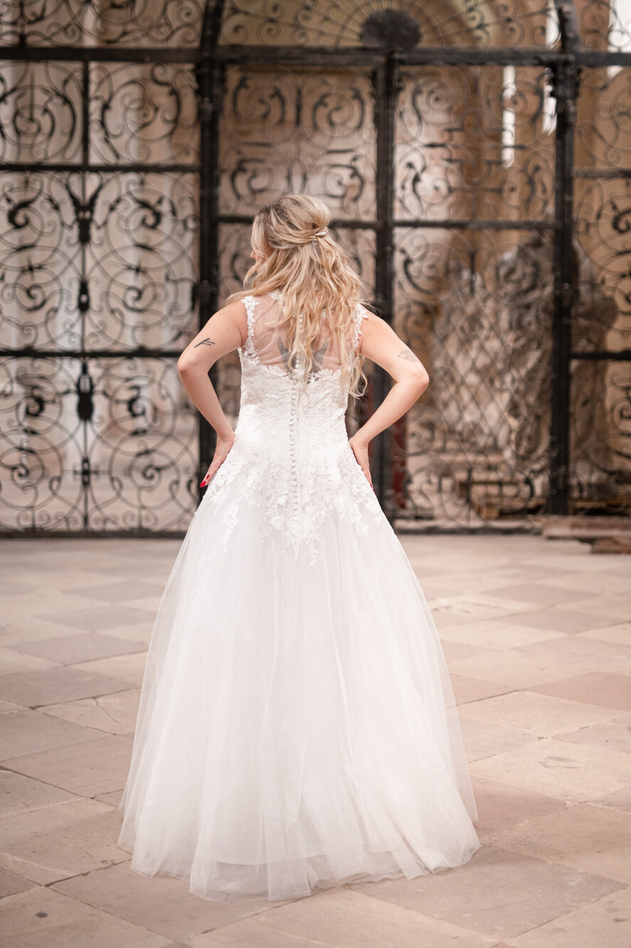 Suknie Ślubne plus size Suknia ślubna na większą sylwetkę. Sukienka na ślub z koronką. Elegancka suknia do ślubu.4