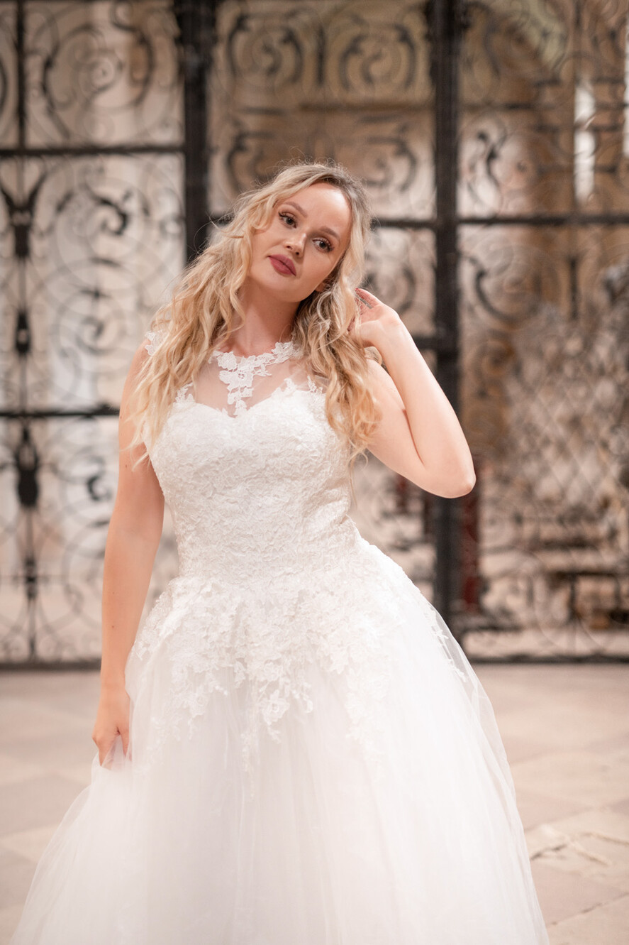 Suknie Ślubne plus size Suknia ślubna na większą sylwetkę. Sukienka na ślub z koronką. Elegancka suknia do ślubu.0