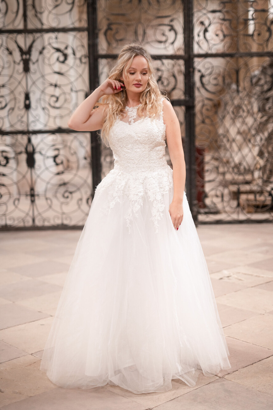 Suknie Ślubne plus size Suknia ślubna na większą sylwetkę. Sukienka na ślub z koronką. Elegancka suknia do ślubu.6