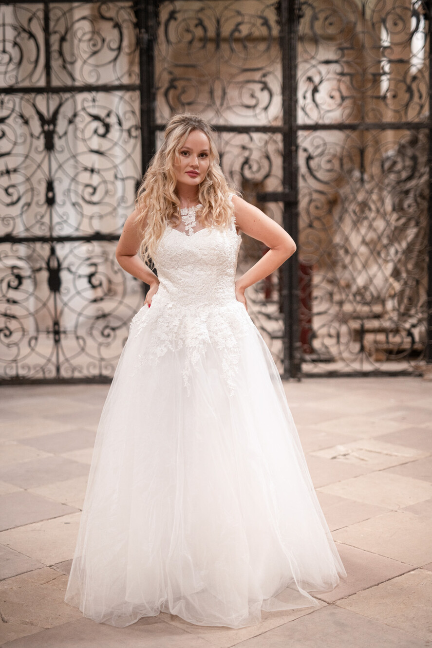 Suknie Ślubne plus size Suknia ślubna na większą sylwetkę. Sukienka na ślub z koronką. Elegancka suknia do ślubu.1