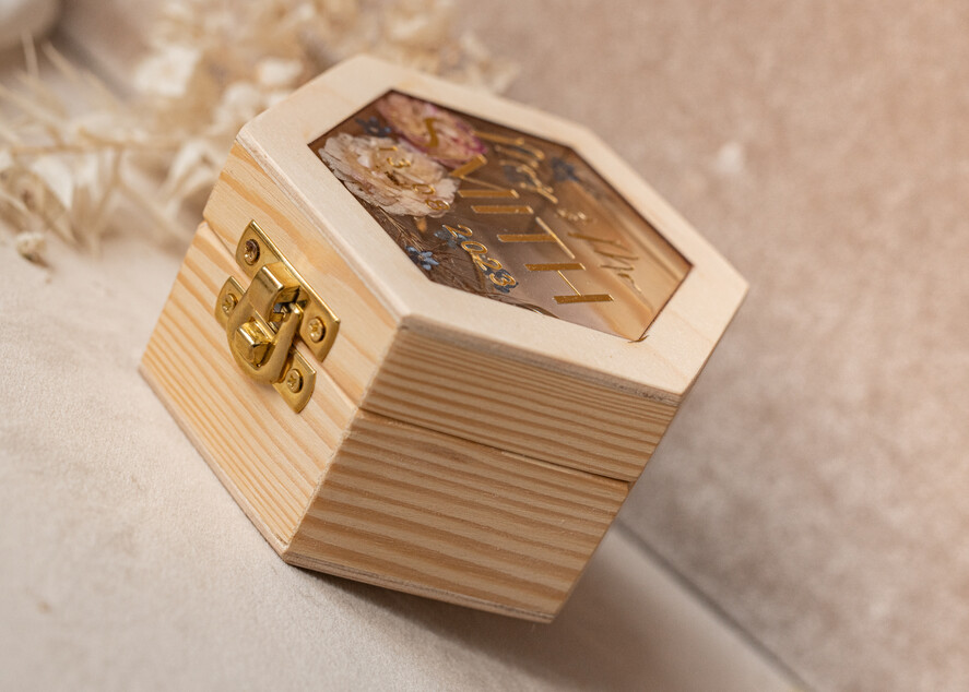 Pudełka Szkatułki na Obrączki epoxy ręcznie robione pudełeczko z drewna z żywicą, personalizowane pudełko na obrączki ślubne, pudełkeczka z kwiatami na obrączki6