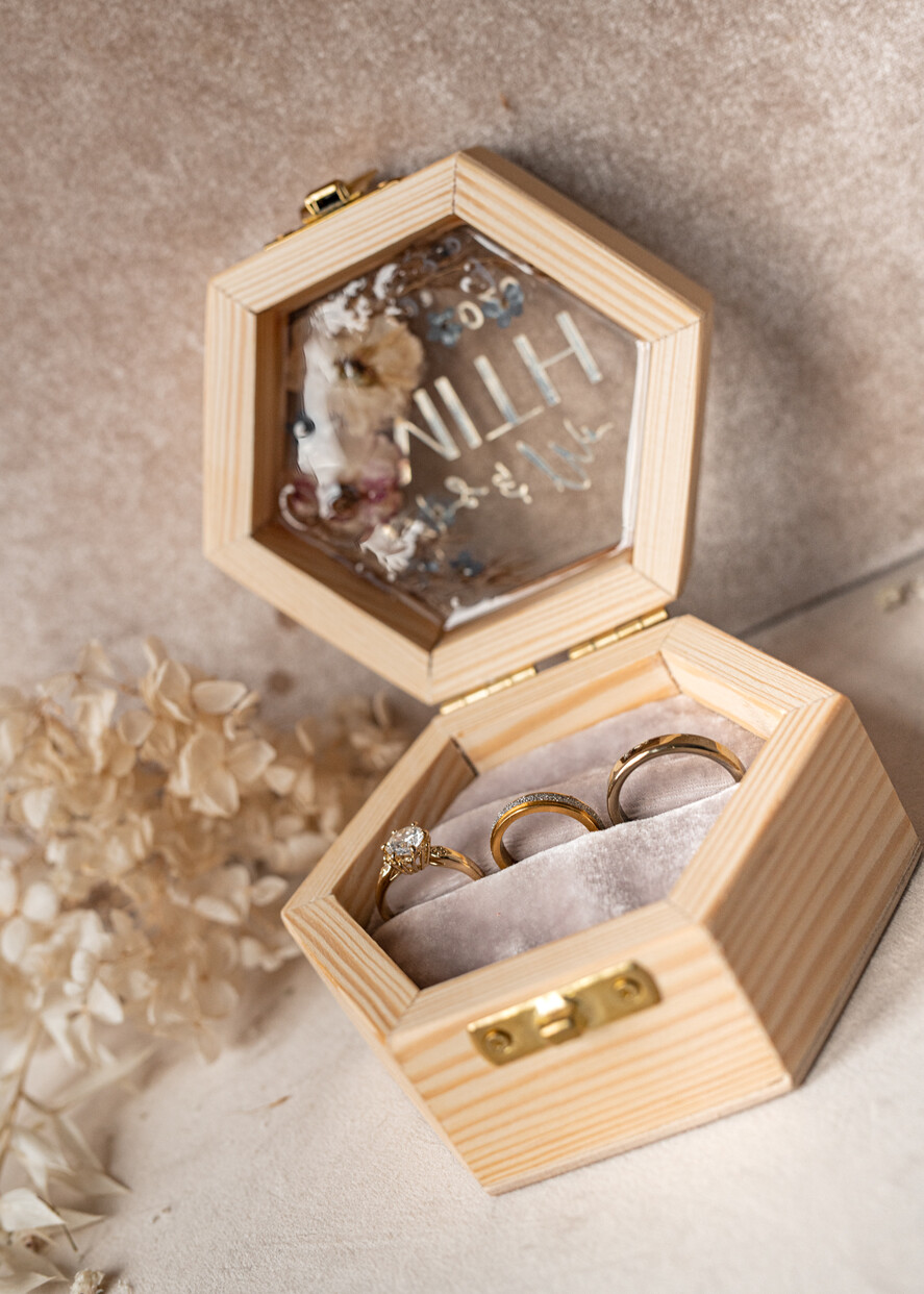 Pudełka Szkatułki na Obrączki epoxy ręcznie robione pudełeczko z drewna z żywicą, personalizowane pudełko na obrączki ślubne, pudełkeczka z kwiatami na obrączki7
