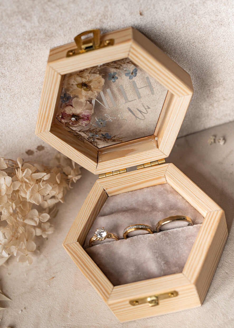 Pudełka Szkatułki na Obrączki epoxy ręcznie robione pudełeczko z drewna z żywicą, personalizowane pudełko na obrączki ślubne, pudełkeczka z kwiatami na obrączki8