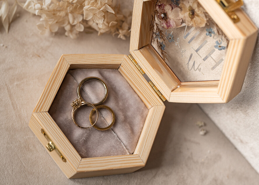 Pudełka Szkatułki na Obrączki epoxy ręcznie robione pudełeczko z drewna z żywicą, personalizowane pudełko na obrączki ślubne, pudełkeczka z kwiatami na obrączki9