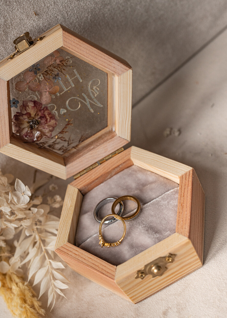Pudełka Szkatułki na Obrączki epoxy ręcznie robione pudełeczko z drewna z żywicą, personalizowane pudełko na obrączki ślubne, pudełkeczka z kwiatami na obrączki9