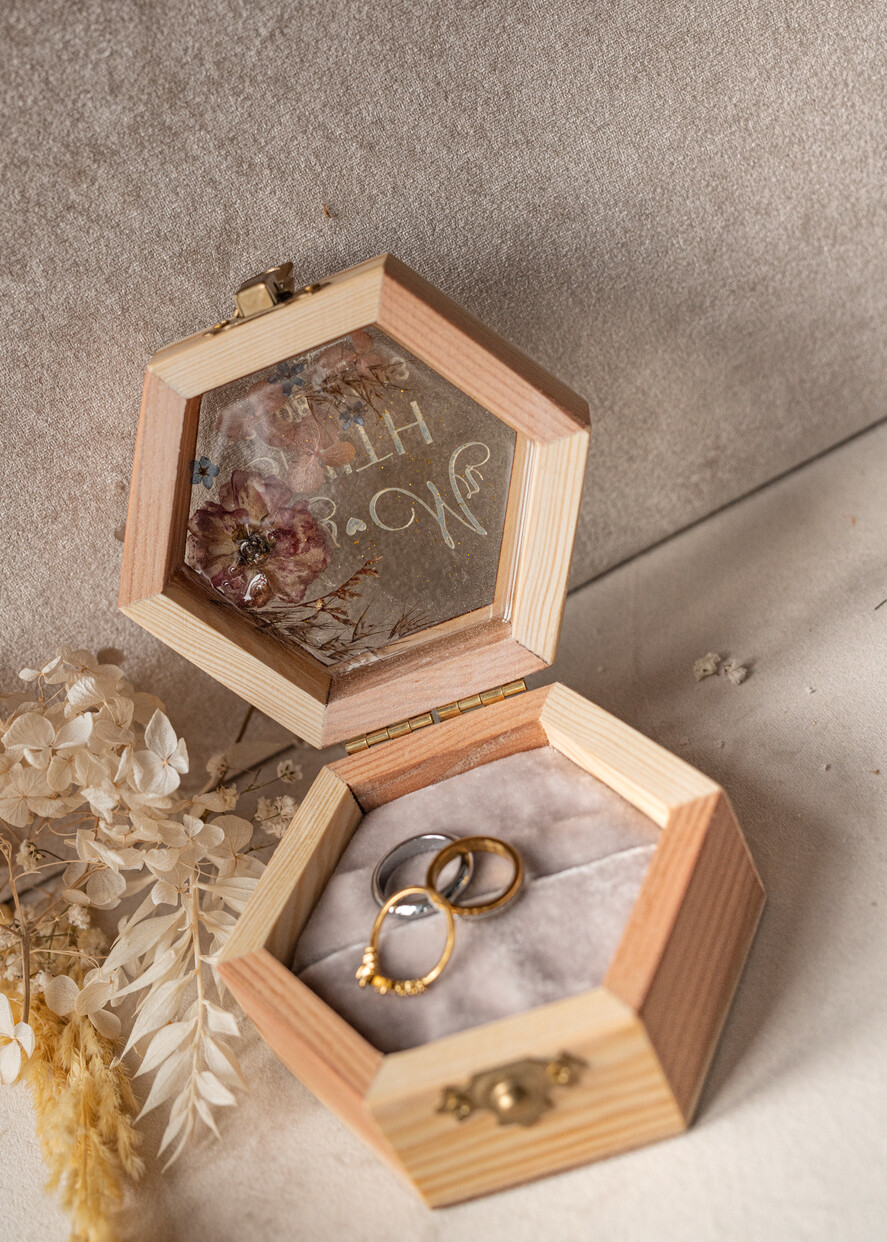Pudełka Szkatułki na Obrączki epoxy ręcznie robione pudełeczko z drewna z żywicą, personalizowane pudełko na obrączki ślubne, pudełkeczka z kwiatami na obrączki10