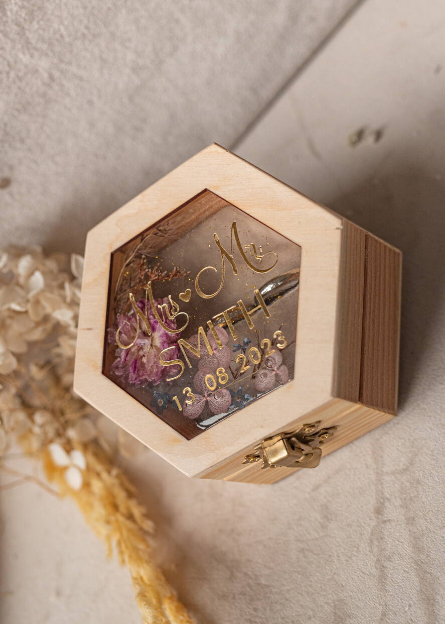 Pudełka Szkatułki na Obrączki epoxy ręcznie robione pudełeczko z drewna z żywicą, personalizowane pudełko na obrączki ślubne, pudełkeczka z kwiatami na obrączki4