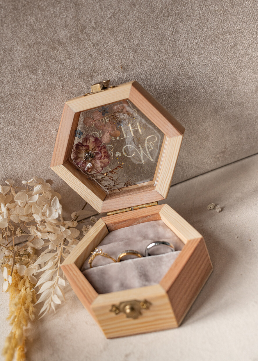 Pudełka Szkatułki na Obrączki epoxy ręcznie robione pudełeczko z drewna z żywicą, personalizowane pudełko na obrączki ślubne, pudełkeczka z kwiatami na obrączki6