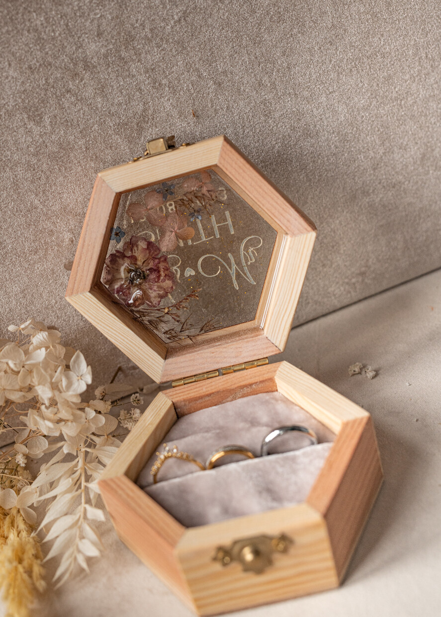 Pudełka Szkatułki na Obrączki epoxy ręcznie robione pudełeczko z drewna z żywicą, personalizowane pudełko na obrączki ślubne, pudełkeczka z kwiatami na obrączki7