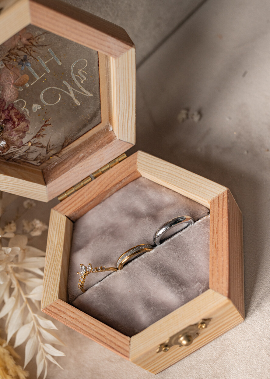 Pudełka Szkatułki na Obrączki epoxy ręcznie robione pudełeczko z drewna z żywicą, personalizowane pudełko na obrączki ślubne, pudełkeczka z kwiatami na obrączki8