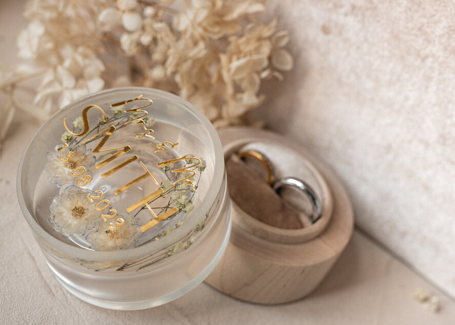 Pudełka Szkatułki na Obrączki epoxy ręcznie robione pudełeczko z drewna z żywicą, personalizowane pudełko na obrączki ślubne, pudełkeczka z kwiatami na obrączki10