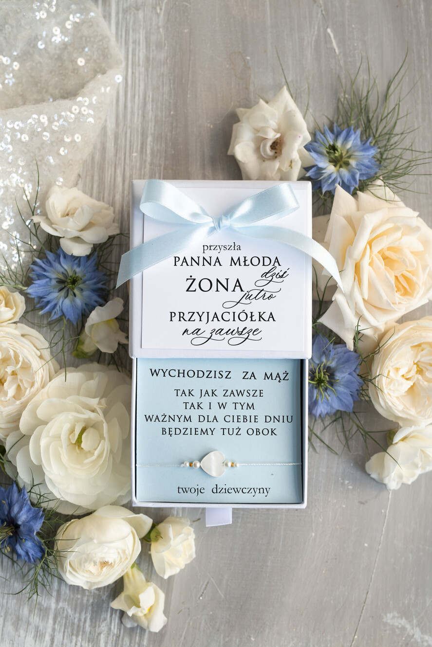 Prezenty dla Panny Młodej zestawy z koszulką na noc poślubną Prezent na wieczór Panieński - bransoletka z serduszkiem z masy perłowej coś niebieskiego z dedykacją1