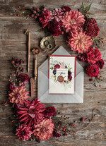 Zaproszenia ślubne Natura rustykalne zaproszenia ślubne bordowe boho kwiaty jesienne dalie  zaproszenie na ślub przeźroczysta koperta z kalki2