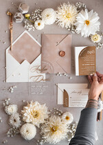 Zaproszenia ślubne Złote Glamour zaproszenia slubne przezroczyste, akrylowe zaproszenia na ślub, złote napisy na zaproszeniach ślubnych, eleganckie zaproszenia ślubne1