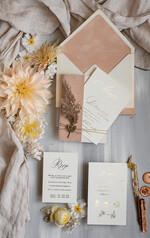 Zaproszenia ślubne Rustykalne i Natura zaproszenia ślubne z bukiecikiem, zaproszenie na ślub z welurem, eleganckie zaproszenia na ślub z trawą pampasową, złote zaproszenie ślubne z welurem 1