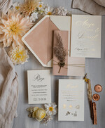 Zaproszenia ślubne Rustykalne i Natura zaproszenia ślubne z bukiecikiem, zaproszenie na ślub z welurem, eleganckie zaproszenia na ślub z trawą pampasową, złote zaproszenie ślubne z welurem 5