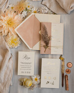 Zaproszenia ślubne Rustykalne i Natura zaproszenia ślubne z bukiecikiem, zaproszenie na ślub z welurem, eleganckie zaproszenia na ślub z trawą pampasową, złote zaproszenie ślubne z welurem 9