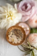 Pudełka Szkatułki na Obrączki szkatułki pudełeczko na obrączki ślubne delikatne kwiaty zatopione w żywicy ręcznie robiona szkatułka wasze imiona i data0