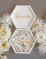 Pudełka Szkatułki na Obrączki szkatułki Białe Pudełeczko na Orbrączki Złote Npaisy Mąż i żona Oktagonalna Szkatułka na obraczki ślubne2