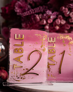 Numery na stół Akryl malowane numerki na stół weselny, rózowe akrylowe numery na stół weselny, złoty numerek na stoły weselne, numeracja stolow na weselu12