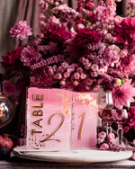 Numery na stół Akryl malowane numerki na stół weselny, rózowe akrylowe numery na stół weselny, złoty numerek na stoły weselne, numeracja stolow na weselu10