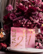 Numery na stół Akryl malowane numerki na stół weselny, rózowe akrylowe numery na stół weselny, złoty numerek na stoły weselne, numeracja stolow na weselu9