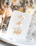 Numery na stół Akryl satynowy akrylowy numerek na stół weselny, numeracja stołów weselnych, akrylowe numery na stół weselny, złoty numerek na stoły weselne0