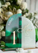 Numery na stół Akryl zielone i złote numerki na stoły weselne, elegancka i nowoczesna forma karty dań na weselu, akrylowe zielone menu weselne, numerek i menu razem 10