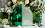 Numery na stół Akryl zielone i złote numerki na stoły weselne, elegancka i nowoczesna forma karty dań na weselu, akrylowe zielone menu weselne, numerek i menu razem 3