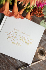 Księgi wpisów gości glamour ksiega pamiątkowa na wpisy gości weselnych, złocone imiona i data ślubu, ręcznie wypisywana okładka w księdze 10