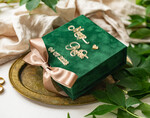 Pudełka Szkatułki na Obrączki glamour zielone welurowe pudełko na obrączki ślubne, eleganckie aksamitne pudełko na obrączki ze złotymi napisami,  zielona welurowa szkatułka na obrączki wasze imiona 2