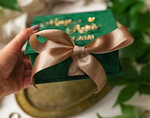 Pudełka Szkatułki na Obrączki glamour zielone welurowe pudełko na obrączki ślubne, eleganckie aksamitne pudełko na obrączki ze złotymi napisami,  zielona welurowa szkatułka na obrączki wasze imiona 1