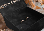 Pudełka Szkatułki na Obrączki glamour czarna welurowa szkatułka na obrączki wasze imiona i data, welurowe pudełko na obrączki ślubne, eleganckie aksamitne pudełko na obrączki ze złotymi napisami7
