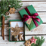 Kartki świąteczne z logo firmy kartka pudełko firmowe kartki swiateczne z logo, bożonarodzeniowe pudełka z gałązką i kartką świąteczną0