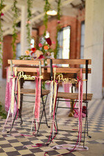 Dekoracje Sali weselnej/Dodatki do Zdjęć tabliczki z napisami  akcesoria ślubne, drewniane napisy na krzesła Pary Młodej z ozdobnymi wstążkami 1