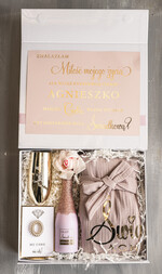 Prezenty dla świadków boxy prezentowe dla Świadkowej, prośba o świadkowanie  prezent dla druhny, pomysł na prezent dla świadkowej, Box prezentowy dla świadkowej z różowym szlafrokiem, zestaw prezentowy dla druhny17