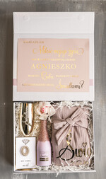 Prezenty dla świadków boxy prezentowe dla Świadkowej, prośba o świadkowanie  prezent dla druhny, pomysł na prezent dla świadkowej, Box prezentowy dla świadkowej z różowym szlafrokiem, zestaw prezentowy dla druhny18