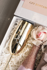 Prezenty dla świadków boxy prezentowe dla Świadkowej, prośba o świadkowanie  prezent dla druhny, pomysł na prezent dla świadkowej, Box prezentowy dla świadkowej z różowym szlafrokiem, zestaw prezentowy dla druhny9