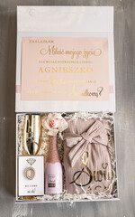 Prezenty dla świadków boxy prezentowe dla Świadkowej, prośba o świadkowanie  prezent dla druhny, pomysł na prezent dla świadkowej, Box prezentowy dla świadkowej z różowym szlafrokiem, zestaw prezentowy dla druhny1