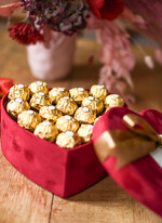 Walentynki prezent na walentynki dla Niej   pomysł na prezent dla narzeczonej na walentynki serce pełne czekoladek czekoladki na walentynki 3