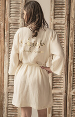 Szlafroki Ślubne z Napisami Szlafrok Ślubny dla Panny Młodej muślinowy szlafrok dla Panny Młodej, przewiewny szlafrok bawełna 100 %, szlafrok dla Panny Młodej na sesję zdjęciową, muślin w kolorze ecru5