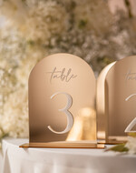 Numery na stół welurowe złote akrylowe  złote numerki na stół weselny, akrylowe zlote numery na stół weselny, złoty numerek na stoły weselne, numery na stół weselny ze złotego lustra11