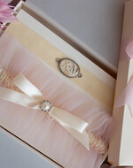 Panna Młoda  podwiązki ślubne Ślubne Podwiązki dla Panny Młodej podwiązka ślubna tiulowa z różową wstążką, tiulowa podwiązka ślubna dla Panny Młodej z inicjałami, podwiązka dla Panny Młodej1