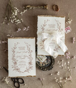 Zaproszenia ślubne Wydzierane Brzegi Zaproszenia ślubne z płatkami złota, delikatne zaproszenia na ślub ze złotem, zaproszenie glamour z jedwabną wstążką, zaproszenia slubne rustykalne1